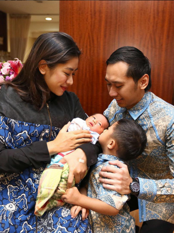 Anak pertama Ibas Yudhoyono; Airlangga mencium sayang si adik bungsu; Sakti. (Instagram @ibasyudhoyono)