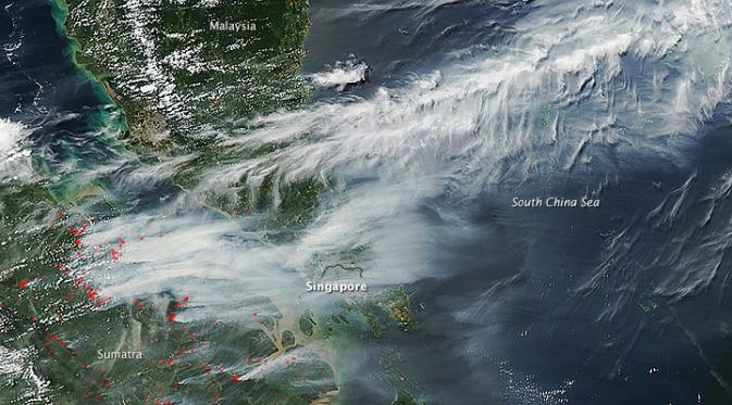 Pergerakan kabut asap dari Sumatra ke Malaysia selatan dan Singapura pada 19 Juni 2013 (NASA)