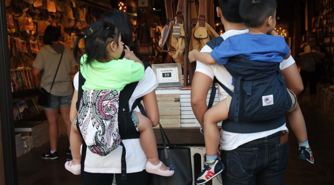 Dian Sastrowardoyo bersama suami menggendong anak-anak saat travelling. (Instagram @therealdisastr)