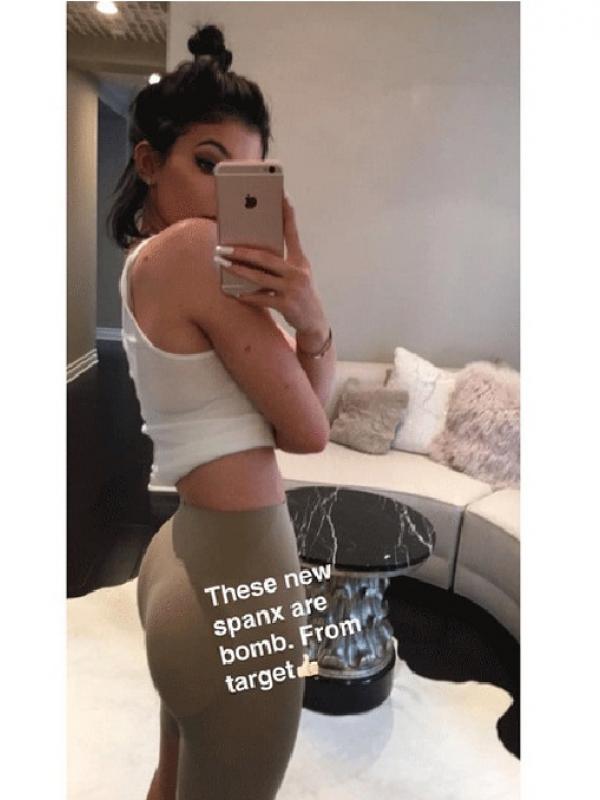 Kylie Jenner ungkap gunakan bantalan untuk membuat bokongnya terlihat lebih berisi dan seksi.