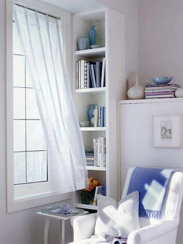 Manfaatkan sudut ruangan untuk ruang baca. (Via: homedit.com)