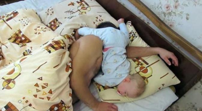 Tidur di atas kepala ayah. (Via: pinterest.com)