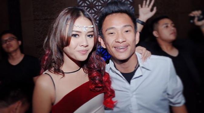 Aurel Hermansyah terlihat mesra dengan cowok bernama Radhan Nur Alam. (foto: instagram.com/aurelie.hermansyah)