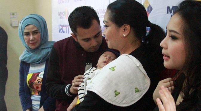 Raffi Ahmad mengajak putranya, Rafathar Malik Ahmad bersama istri, ibu dan mertuanya untuk syuting. [Foto: Sapto Purnomo/Liputan6.com]