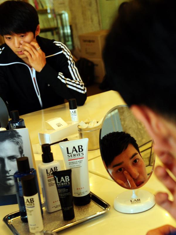 Ini Alasannya Kenapa Cowok Korea Menggunakan Banyak Kosmetik | via: koreatimesus.com