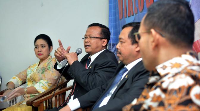 Ketua Komisi IV DPR Edhy Prabowo (kedua kiri) memberikan keterangan pers terkait kebakaran hutan di Kompleks Parlemen, Jakarta, Rabu (7/10/2015). Komisi IV DPR mendesak Presiden untuk segera menuntaskan permasalahan kabut asap. (Liputan6.com/Johan Tallo)