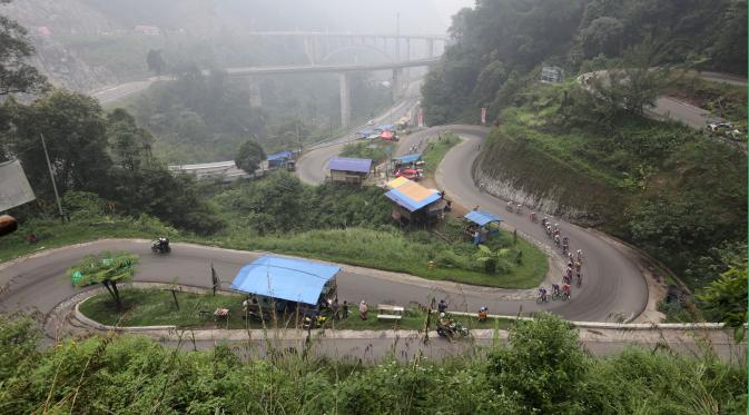 Para pebalap sedang melewati Kelok Sembilan dalam Etape 5 Tour de Singkarak 2015 antara Lembah Harau-Payakumbuh, Rabu (7/10/2015). (Bola.com/Arief Bagus)