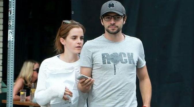Emma Watson terlihat berjalan dengan pria baru yang misterius (Aceshowbiz)