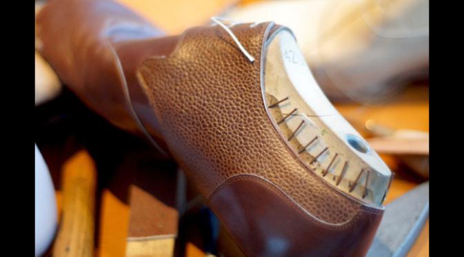 Ketelitian sangat penting dalam pembuatan sepatu. (foto: Mashable)
