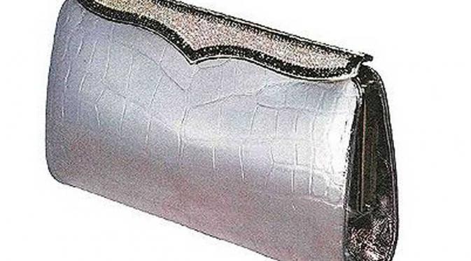 Lana Mark Cleopatra Handbag seharga Rp 2.8 miliar ini terbuat dari 1500 berlian putih dan hitam. | via: newlondonfashion.co.uk