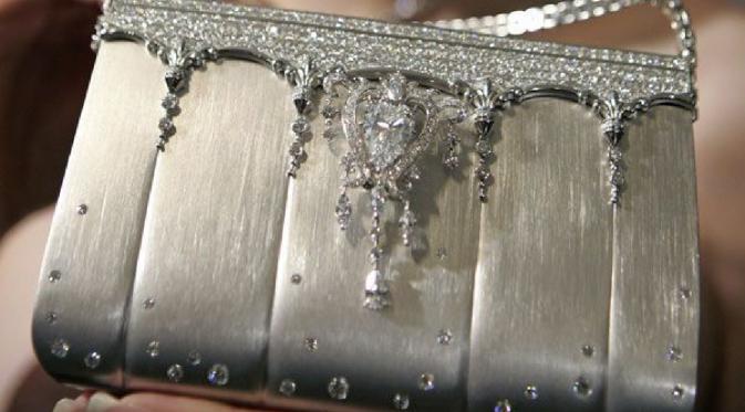 Hermes Birkin seharga Rp 21 miliar dengan 2000 taburan berlian. | via: pearlsofprofundity.files.wordpress.com