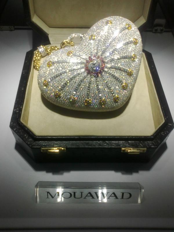 Mouawad’s 1001 Nights Diamond Purse dihiasi dengan 4517 berlian dan 18 karat emas ini dijual dengan harga Rp 43 miliar. | via: theopulentlifestyle.org