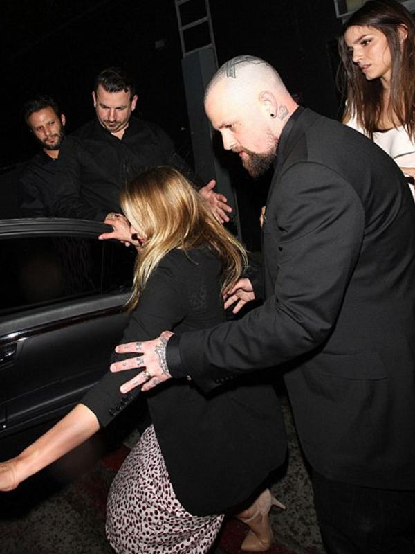 Cameron Diaz dan Benji Madden (via dailymail.co.uk)