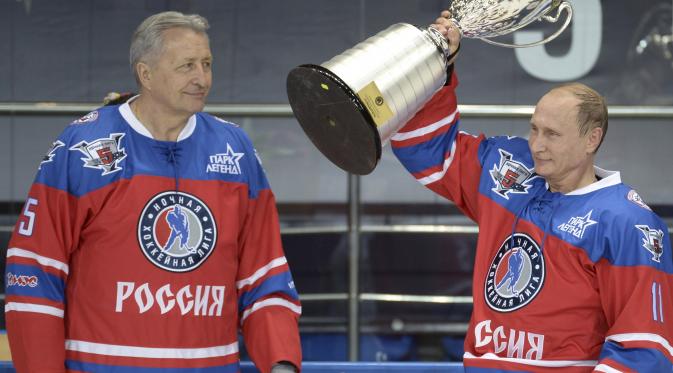 Presiden Rusia Vladimir Putin memenangkan pertandingan hoki es dalam rangka ulang tahunnya yang ke-63. (Reuters)