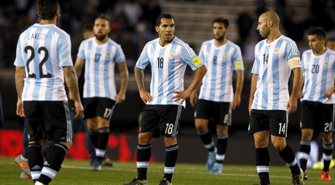 Para pemain Argentina tampak lesu usai kalah 0-2 dari Ekuador dalam Kualifikasi Piala Dunia 2018 Zona Amerika Selatan, Jumat (9/10/2015). (Liputan6.com/REUTERS/Enrique Marcarian)