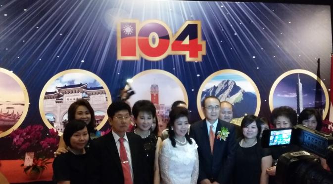 Kepala perwakilan Taipei Economic and Trade Office (TETO) untuk Indonesia, Chang Liang Jen di acara perayaan hari ulang tahun ke-104 Taiwan bersama para tamu undangan. (Liputan6.com/Tanti Yulianingsih)