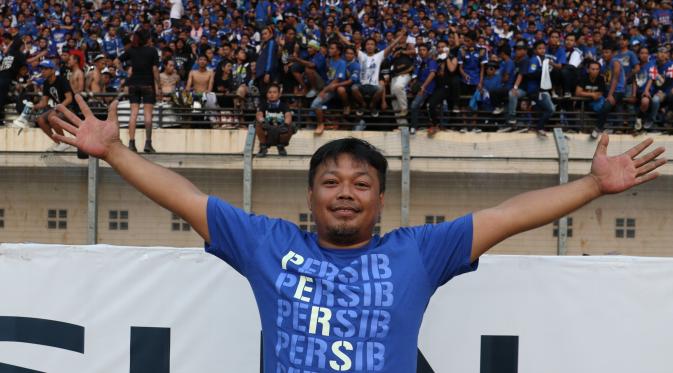 Dirigen Viking, Yana Umar sedang memimpin rekan-rekan Viking untuk memberikan semangat bagi Persib agar bisa meraih kemenangan, saat menjamu Pusamania Borneo FC. (Bola.com/Arief Bagus)
