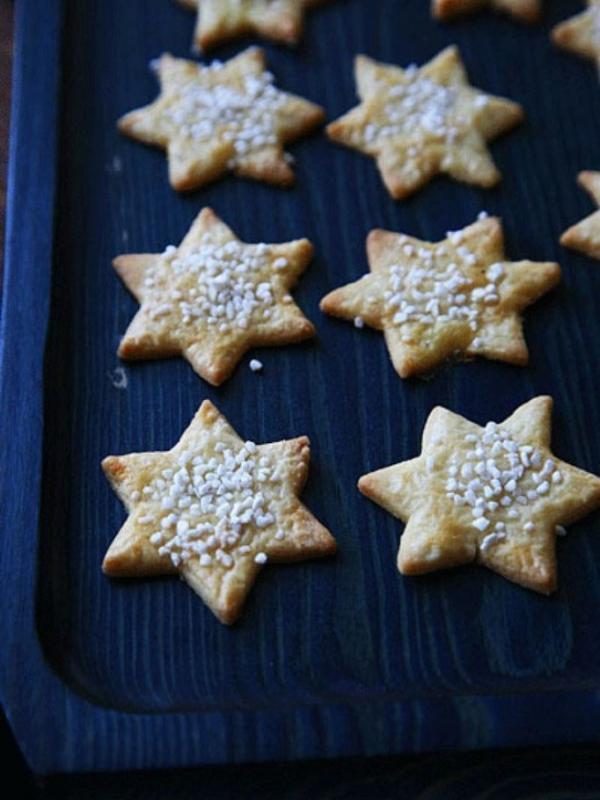 Swedia: Shortbread Stars with Pearl Sugar (Via: saveur.com)