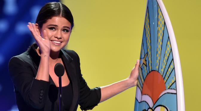 Selena Gomez saat menerima penghargaan Ultimate Choice Award pada gelaran Teen Choice Awards, Los Angeles, 10 Agustus 2014. Selena mengatakan dirinya menjalani kemoterapi setelah didiagnosis menderita penyakit lupus. (Kevin Musim Dingin/Getty Images/AFP)