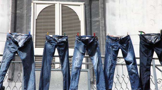 Ingin Celana Jeans Awet? Ini Solusinya | via: frayedlanguage.com