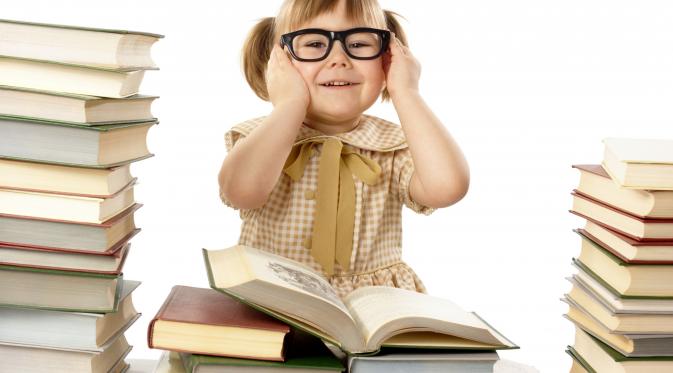 Anak sulung cenderung menggunakan kacamata karena ia menghabiskan waktu dengan belajar. (Foto: visionbeyond2020.com)
