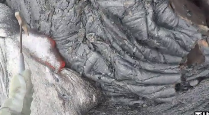 Pertama-tama cangkang lava dingin diketuk untuk dipecahkan. (foto: USGS)