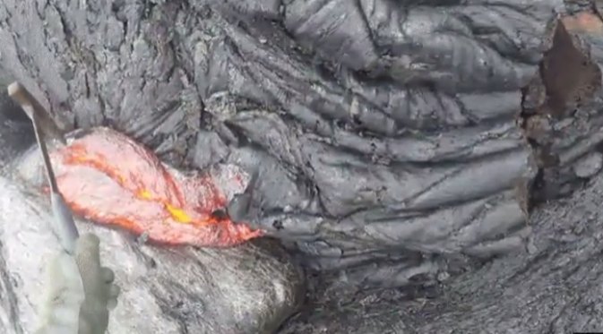sampel lava panas diambil dengan palu. (foto: USGS)
