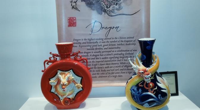 Beberapa karya seni porselen di acara pameran ulang tahun Taiwan ke-104. (Liputan6.com/Tanti Yulianingsih)