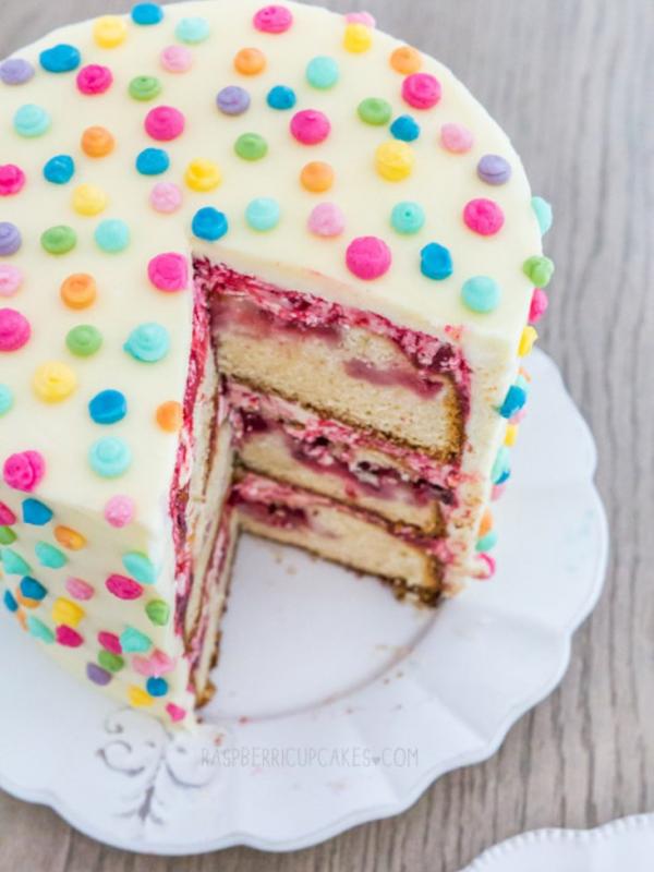 Polka Dot Icing Cake with Strawberry & Rhubarb (Via: raspbberricupcakes.com)