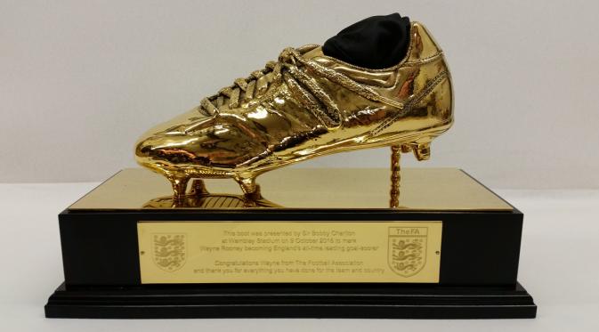 Wayne Rooney mendapatkan penghargaan sepatu emas usai didaulat menjadi pencetak gol terbanyak Inggris sepanjang masa. (The FA)