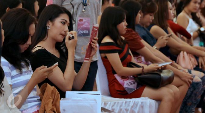 Para peserta merias diri sambil menunggu giliran untuk audisi Miss Celebrity (Micel) 2015 yang digelar di Mall Kota Kasablanka, Jakarta, Sabtu (10/10). Audisi Micel 2015 digelar di tujuh kota di Indonesia. (Liputan6.com/Herman Zakharia)