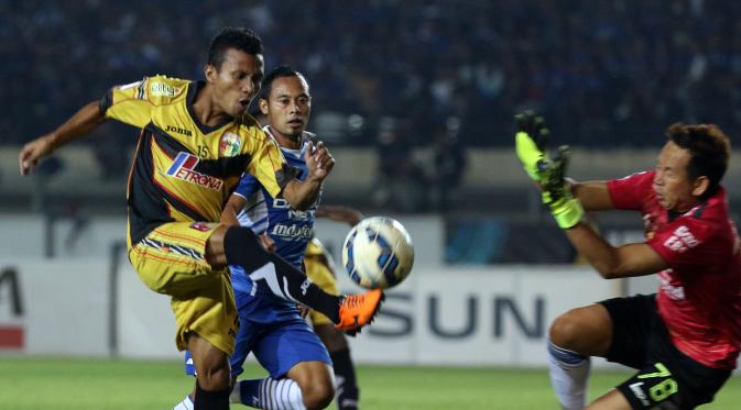 Pemain Mitra Kukar, Hendra Bayauw berusaha menjebol gawang Persib Bandung