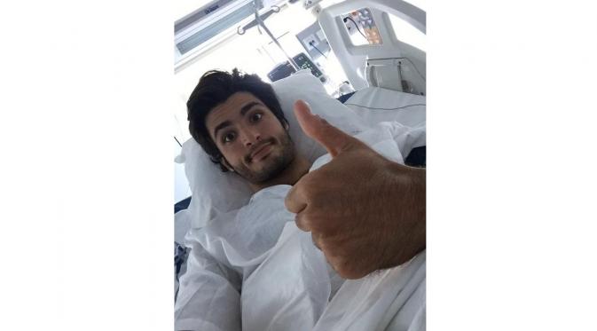 Carlos Sainz mengacungkan ibu jarinya sebagai tanda dirinya baik-baik saja setelah menjalani pemeriksaan medis dan pindai seluruh badan di rumah sakit.(Formula 1)