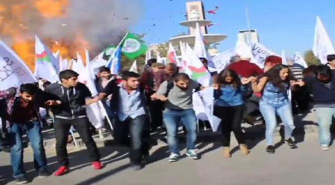 Sekelompok demonstran sedang berpegangan tangan saat ledakan mengguncang di dekat stasiun kereta api di Ankara, Turki. (www.youtube.com)