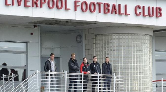 Jurgen Klopp beserta jajarannya menyaksikan Liverpool U-18 bertanding melawan Stoke City U-18