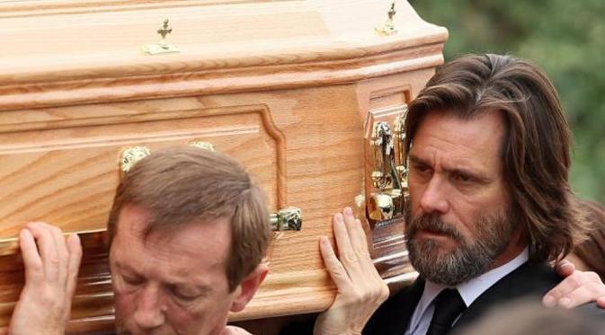 Jim Carrey turut menggotong peti jenazah mantan pacarnya. (dok. News.com.au)
