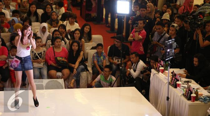 Salah satu peserta saat menampilkan bakatnya di ajang Miss Celebrity, Kota Kasablanka, Jakarta, Minggu (11/10/2015). Artis muda Aliando Syarief kabarnya akan menjadi bintang tamu dalam acara ini. (Liputan6.com/ Faizal Fanani)