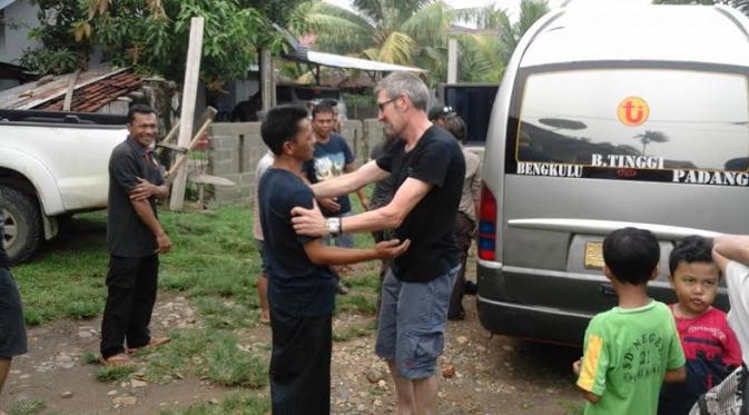 Warga Inggris bersama warga dalam misi penyelamatan Harimau Sumatera (Liputan6.com/Yuliardi Harjo Putro)