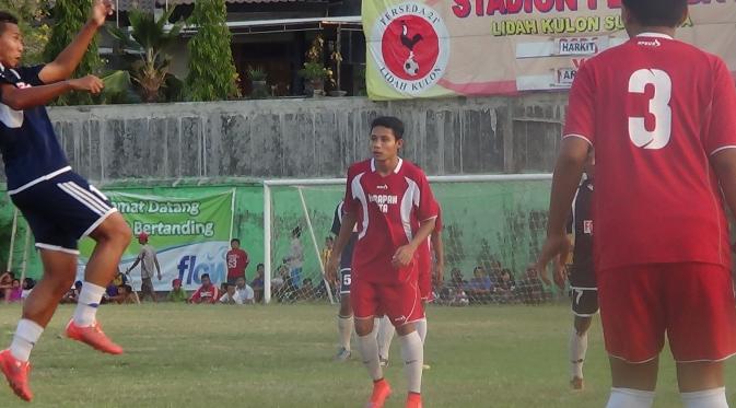 Karena Bonek FC tak lagi menjalani aktivitas pasca Piala Presiden, Evan Dimas memilih tampil di turnamen sepak bola amatir tarkam. (Bola.com/Zaidan Nazarul)