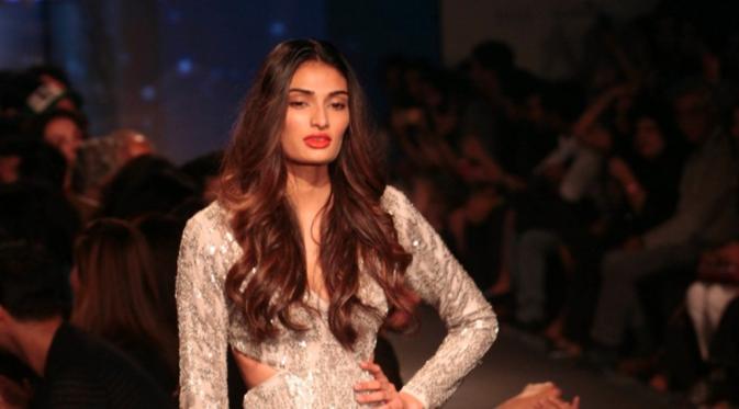 Athiya Shetty dalam `Amazon India fasion Week Spring/Summer 16`