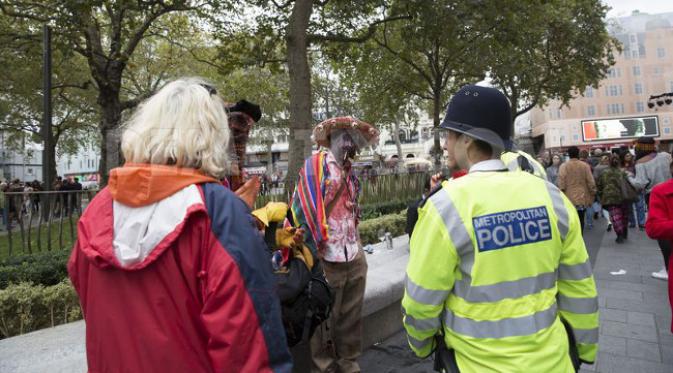 Seorang polisi bercakap-cakap dengan salah satu 'zombie' (foto: demotix.com)