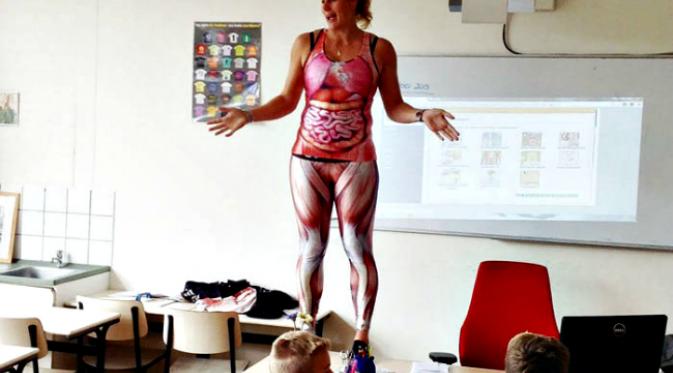 Seorang ibu guru biologi di Belanda memiliki cara unik untuk menggugah semangat belajar di kelas (boredpanda.com).