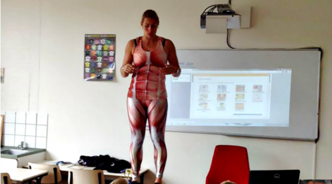 Seorang ibu guru biologi di Belanda memiliki cara unik untuk menggugah semangat belajar di kelas (boredpanda.com).