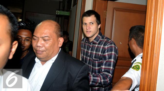Stuart Colin berjalan keluar usai menjalani sidang perceraian dengan Risty Tagor di Pengadilan Agama Jakarta Selatan, Senin (12/10/15). Stuard di dampingi dengan kuasa hukum nya. (Liputan6.com/Faisal R Syam)