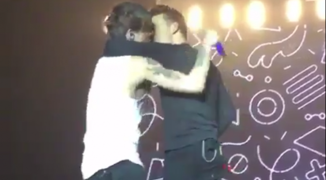 Liam Payne & Louis Tomlinson Ciuman Di Panggung