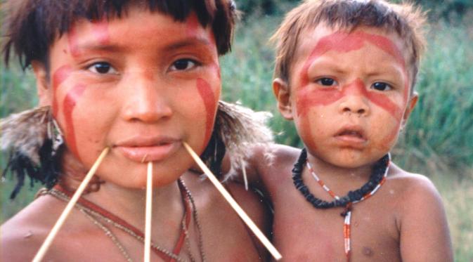 Seorang anak dan wanita dari suku Yanomami (wikimedia.org)