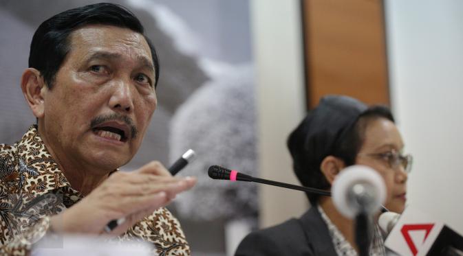 Menko Polhukam, Luhut Pandjaitan saat menggelar konferensi pers di Kantor Kemenkopolhukam,  Jakarta, Senin (12/10). Menurut Luhut, el nino menjadi tantangan utama mengatasi kebakaran lahan dan hutan pada tahun ini. (Liputan6.com/Faizal Fanani)