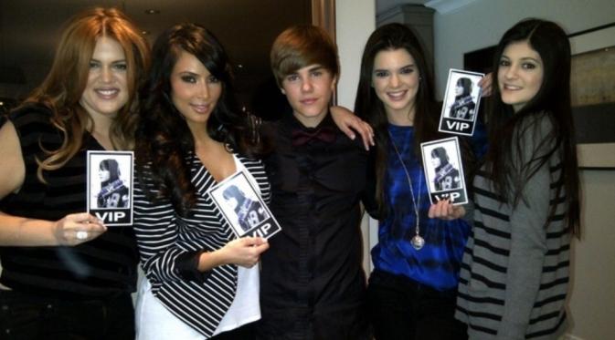 Justin merupakan tetangga dekat keluarga Kardashian-Jenner saat masih di Calabasas, California. 