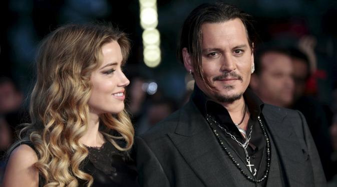 Aktor Johnny Depp (kanan) saat didampingi istrinya Amber Heard dalam pemutaran perdana film "Black Mass " di London, Inggris, Minggu (11/10/2015).Aktor 52 tahun ini terkenal setelah membintangi film Pirates of Caribbean. (REUTERS/Suzanne Plunkett)