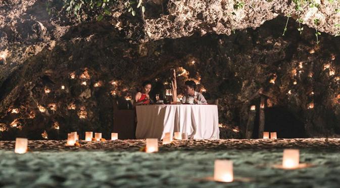 Glenn Alinskie dan Chelsea Olivia memilih makan malam romantis di goa di Bali. (foto: instagram.com/glennalinskie)